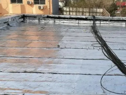 阿瓦提卫生间漏水维修公司分享下阿瓦提屋面楼顶防水刚性防水层施工要点。